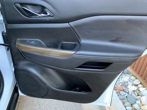 Used 2023 GMC Acadia SLE image 27