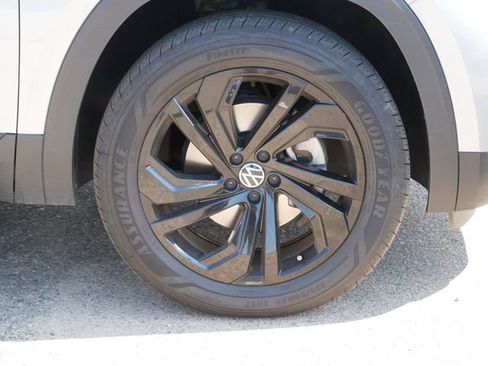 Certified 2023 Volkswagen Atlas SE w/ Black Wheel Package AWD/4WD image 9