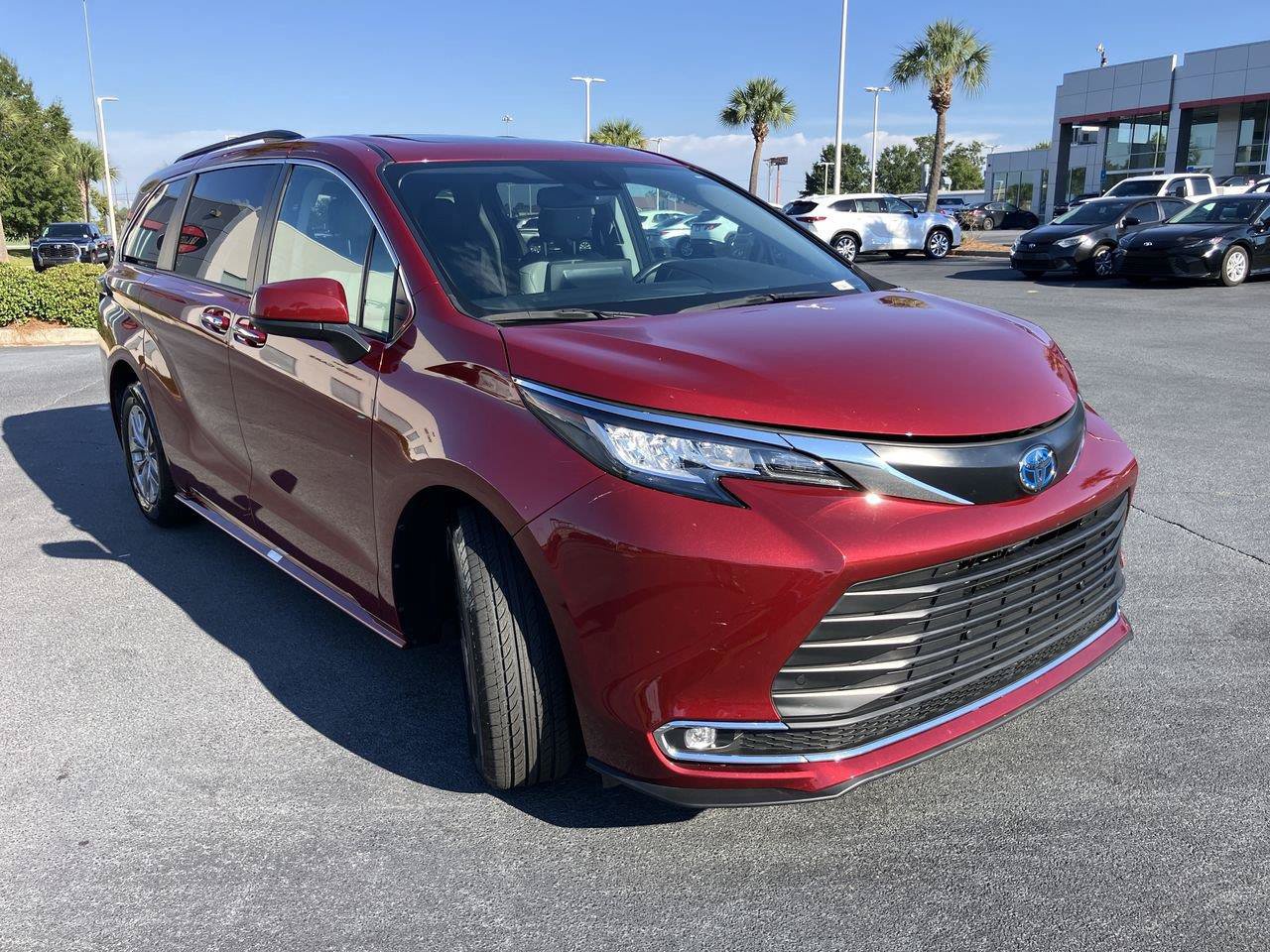 Used 2023 Toyota Sienna XLE FWD image 7