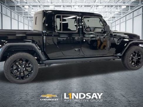 Used 2025 Jeep Gladiator Sport image 2