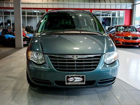 Used 2006 Chrysler Town & Country Touring FWD image 2