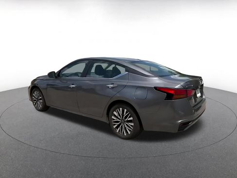 Used 2025 Nissan Altima 2.5 SV FWD image 10