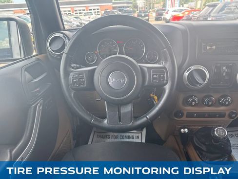 Used 2017 Jeep Wrangler Unlimited Rubicon w/ Connectivity Group AWD/4WD image 13