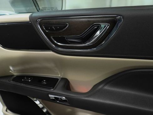 Used 2017 Lincoln Continental Select FWD image 24