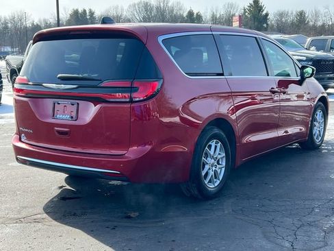 Used 2025 Chrysler Pacifica Select image 48