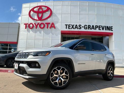 Used 2025 Jeep Compass Limited AWD/4WD image 2