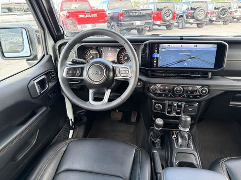 Used 2025 Jeep Wrangler Unlimited Sahara AWD/4WD image 21