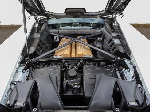 Used 2018 Lamborghini Huracan Performante AWD/4WD image 8