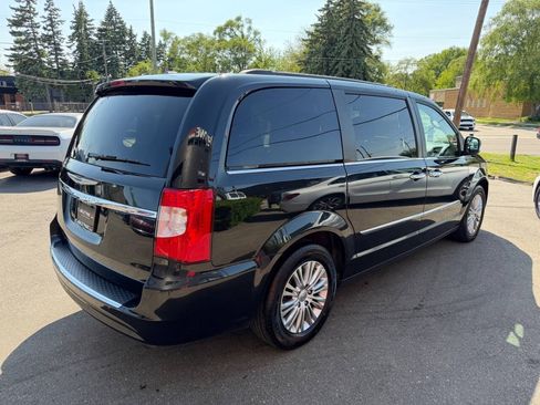 Used 2015 Chrysler Town & Country Touring-L w/ Driver Convenience Group FWD image 5