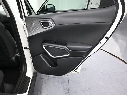 Certified 2022 Kia Soul LX w/ Technology Package image 18