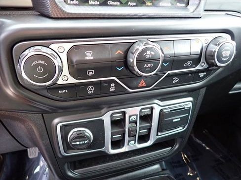 Used 2018 Jeep Wrangler Unlimited Sahara AWD/4WD image 17