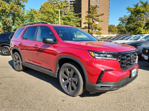 New 2025 Honda Pilot Sport image 2
