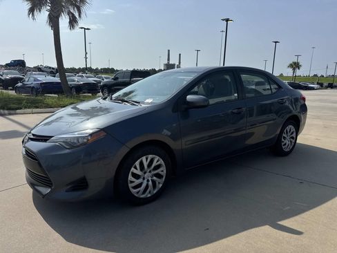 Used 2017 Toyota Corolla LE FWD image 3