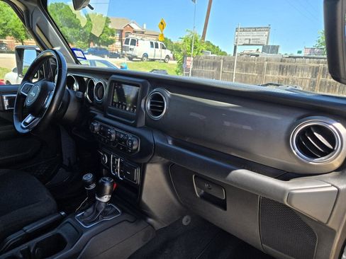 Used 2018 Jeep Wrangler Unlimited Sahara image 14