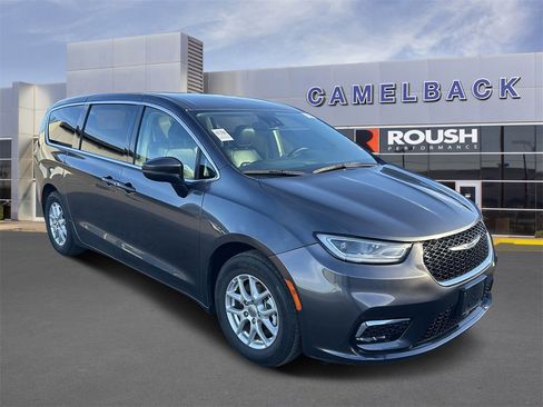 Used 2023 Chrysler Pacifica Touring-L image 2