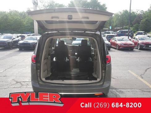 Used 2022 Chrysler Pacifica Touring-L FWD image 16
