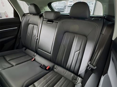 Used 2024 Audi Q8 e-tron Premium Plus image 22