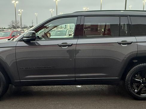 Used 2022 Jeep Grand Cherokee L Limited w/ Black Appearance Package image 7