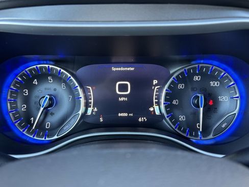 Used 2022 Chrysler Pacifica Touring-L image 9