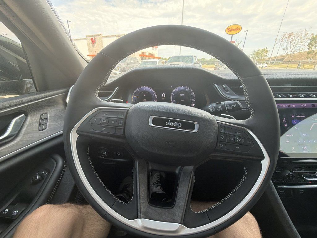 Used 2025 Jeep Grand Cherokee Limited RWD image 6