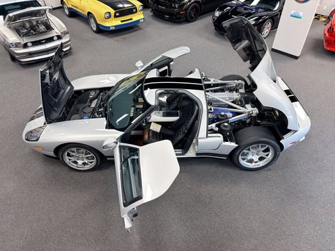 Used 2005 Ford GT RWD image 10