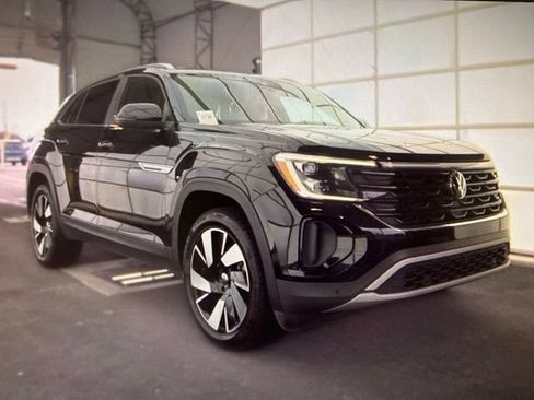 Used 2025 Volkswagen Atlas Cross Sport SE FWD image 7