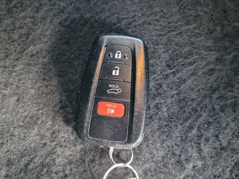 Used 2023 Toyota Highlander XLE FWD image 25