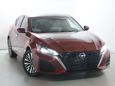 Used 2023 Nissan Altima 2.5 SV AWD/4WD image 2