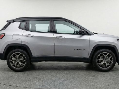 Used 2025 Jeep Compass Limited image 11