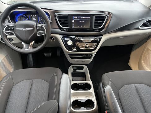 Used 2023 Chrysler Voyager LX image 18