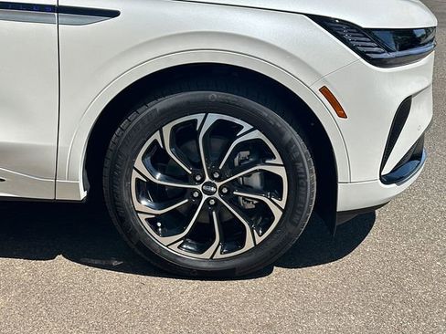 New 2026 Lincoln Nautilus Reserve AWD/4WD image 13