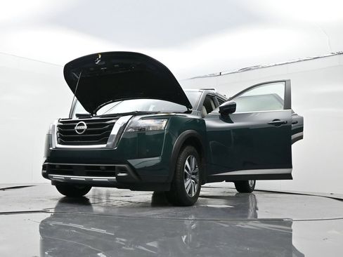 Used 2025 Nissan Pathfinder SL image 31