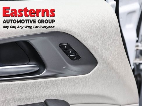 Used 2024 Chrysler Pacifica Select image 20