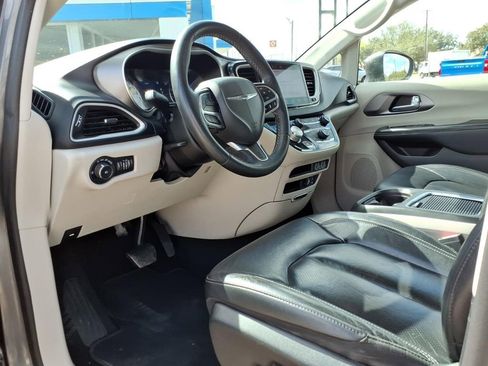 Used 2022 Chrysler Pacifica Touring-L image 17