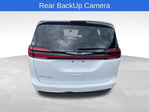 Used 2023 Chrysler Pacifica Touring-L FWD image 6