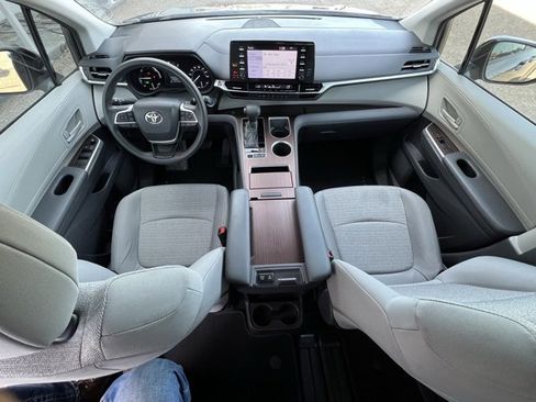 Used 2021 Toyota Sienna LE image 18
