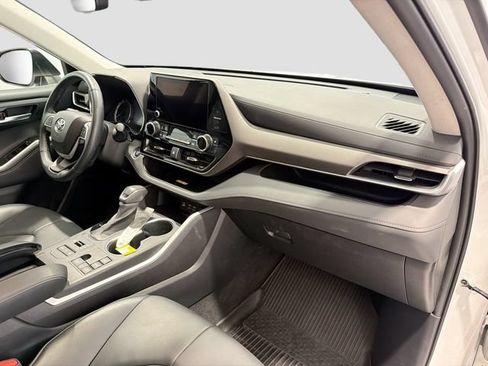 Used 2023 Toyota Highlander XLE AWD/4WD image 25