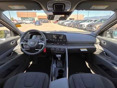 Used 2025 Hyundai Elantra SE image 10