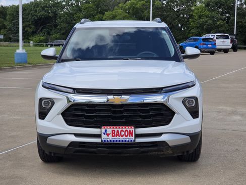 Used 2025 Chevrolet TrailBlazer LT AWD/4WD image 2