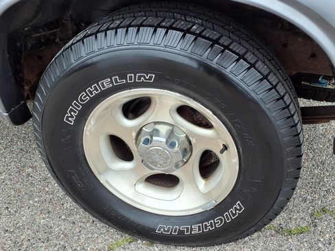 Used 2001 Ford Explorer XLT AWD/4WD image 9