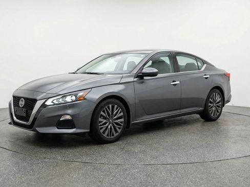 Used 2025 Nissan Altima 2.5 SV image 3