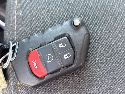 Used 2025 Jeep Wrangler Unlimited Sahara AWD/4WD image 20