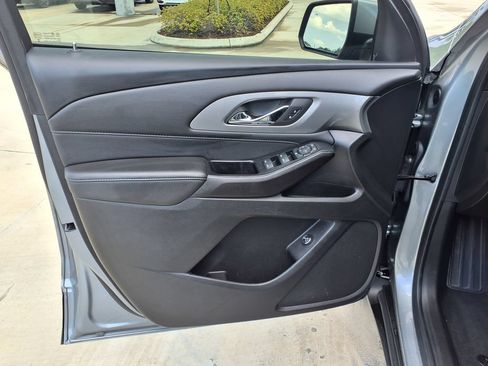 Used 2023 Chevrolet Traverse LT FWD image 16
