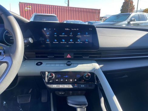 Used 2025 Hyundai Elantra Limited image 18