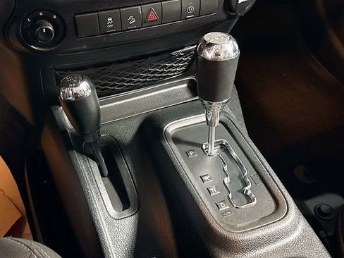 Used 2018 Jeep Wrangler Unlimited Rubicon w/ Connectivity Group AWD/4WD image 17