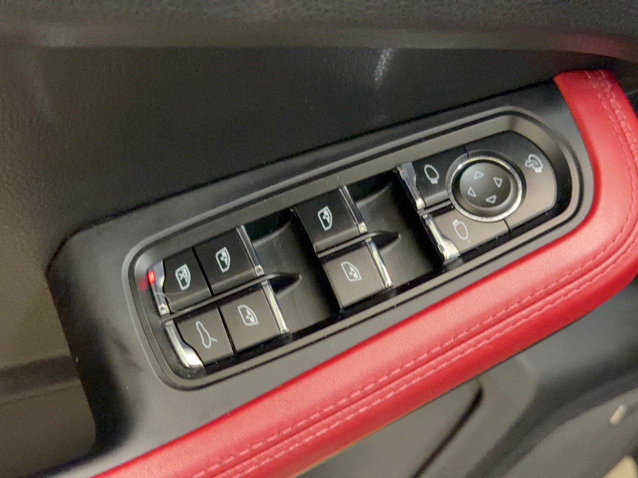 Used 2024 Porsche Macan AWD/4WD image 15