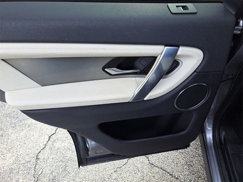 Used 2022 Land Rover Discovery Sport SE R-Dynamic image 9