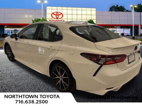 Used 2024 Toyota Camry SE image 3