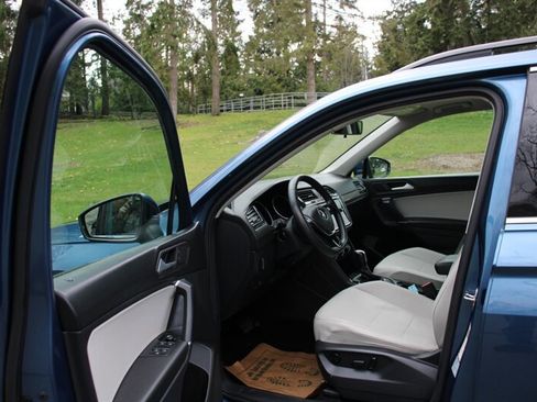 Used 2020 Volkswagen Tiguan SE w/ Panoramic Sunroof Package image 5