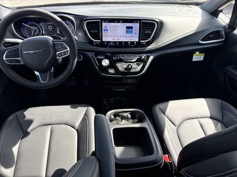 New 2026 Chrysler Pacifica Select image 14